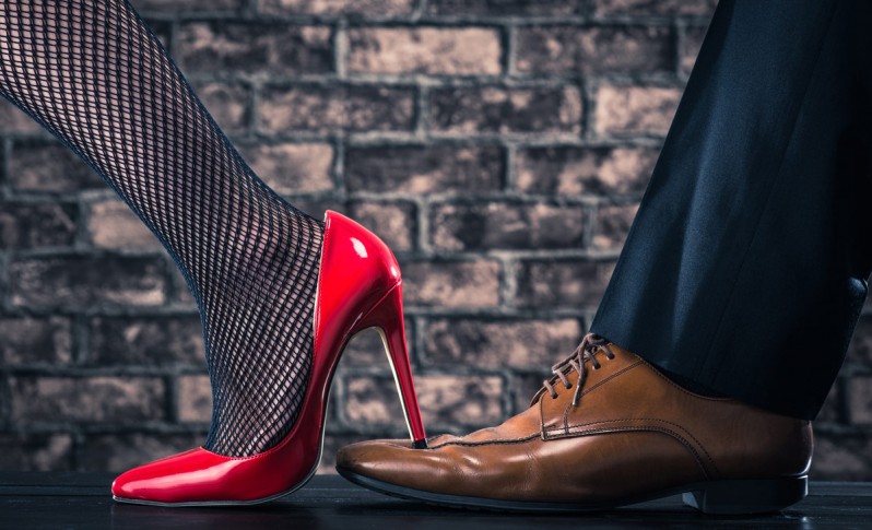Comment piétiner son partenaire ? Découvrez cette pratique sexuelle BDSM
